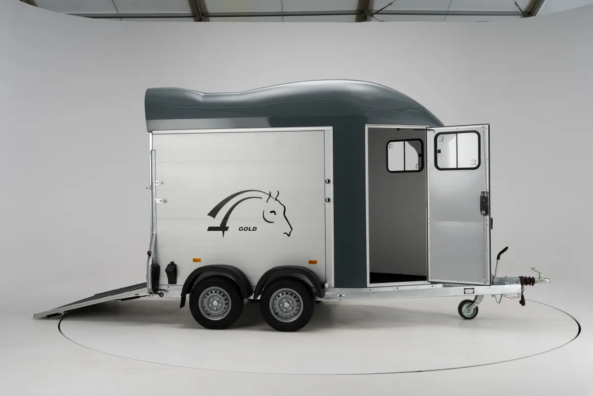 Cheval Liberté GOLD Origins Pferdeanhänger 2000 kg mit Sattelkammer Alu
