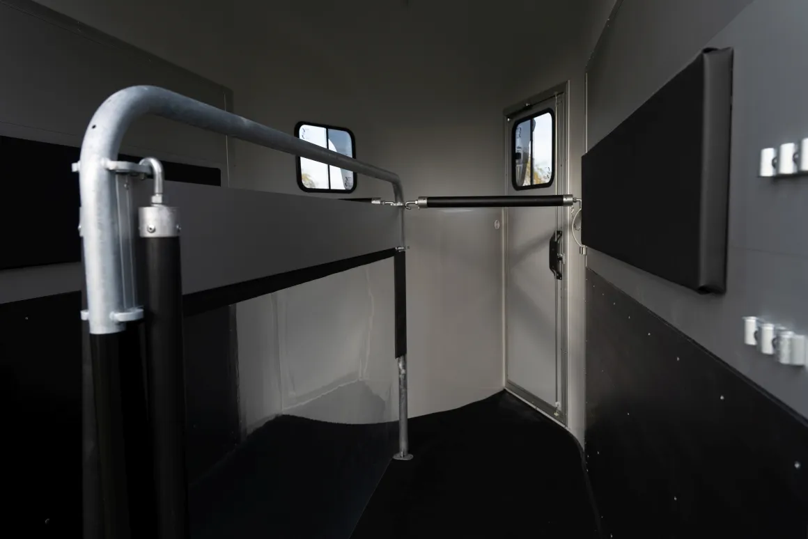Cheval Liberté GOLD Origins Pferdeanhänger 2000 kg mit Sattelkammer Alu