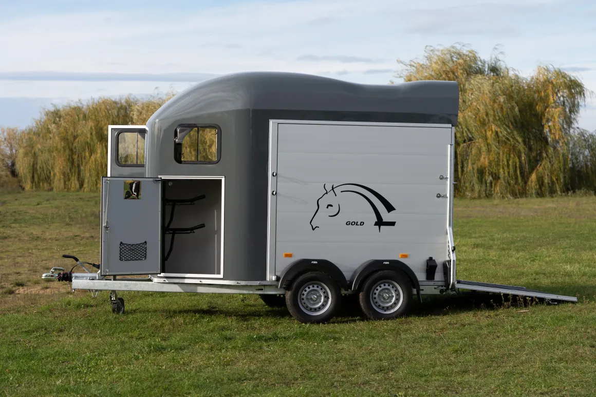Cheval Liberté GOLD Origins Pferdeanhänger 2000 kg mit Sattelkammer Alu