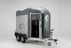 Cheval Liberté GOLD Origins Pferdeanhänger 2000 kg mit Sattelkammer Alu