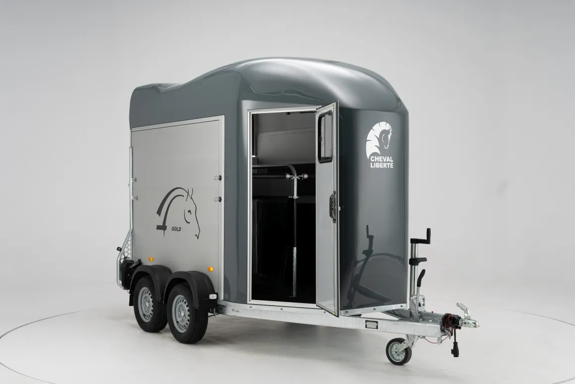 Cheval Liberté GOLD Origins Pferdeanhänger 2000 kg mit Sattelkammer Alu