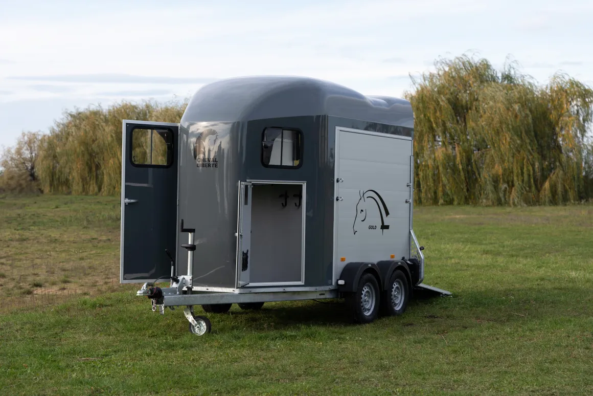 Cheval Liberté GOLD Origins Pferdeanhänger 2000 kg mit Sattelkammer Alu