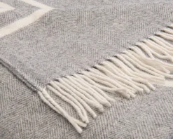Decke Nostalgia 140x200 cm hellgrau  mit Fransen, 100% Merino Wolle