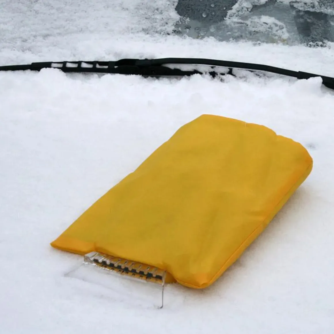 Eiskratzer mit Handschuh