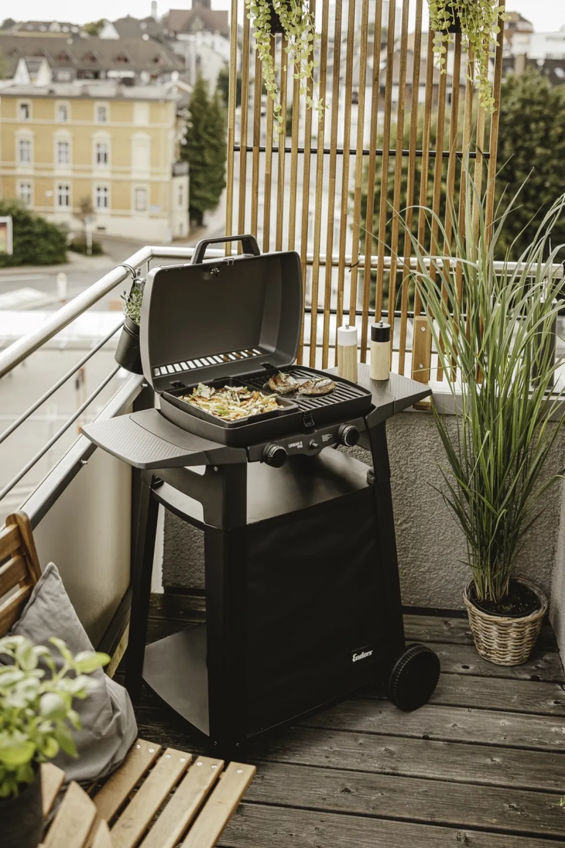 Enders Urban II Pro + Trolley Mobiler Gasgrill mit 2 Edelstahlbrennern, Deckelthermometer