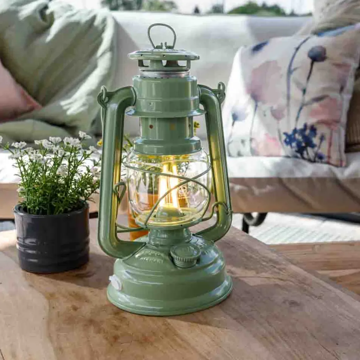 Feuerhand Baby Special 276 LED - Sturmlaterne im Retro-Design Sage Green