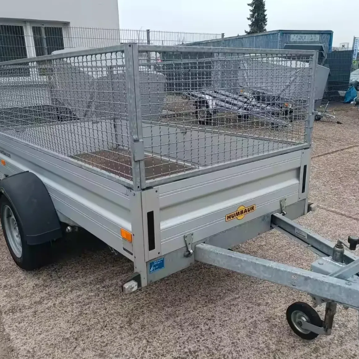 Gebrauchter Humbaur PKW Anhänger 1300 kg mit 60 cm Gitteraufsatz, 100 km/h