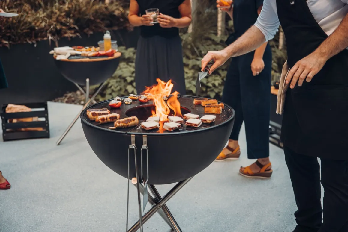 Höfats Bowl 70 Feuerschale Plancha-Grillset mit Dreibein