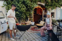 Höfats Bowl 70 Feuerschale Plancha-Grillset  mit Dreibein