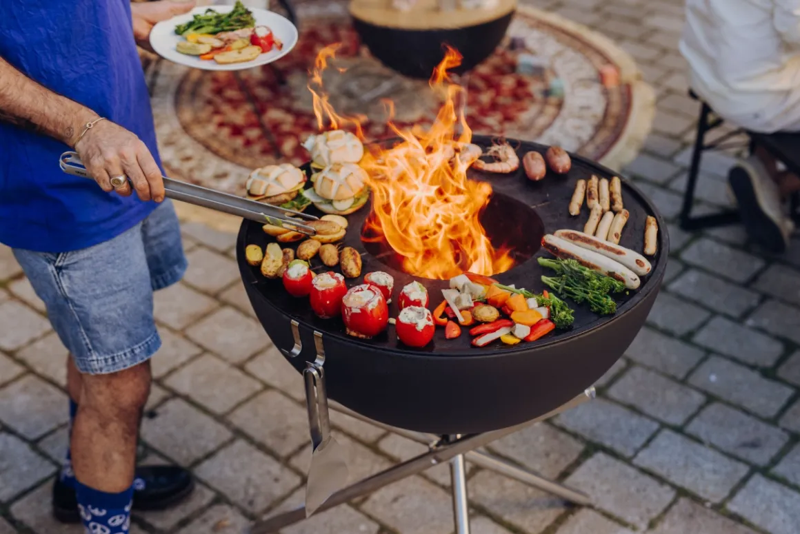 Höfats Bowl 70 Feuerschale Plancha-Grillset mit Dreibein