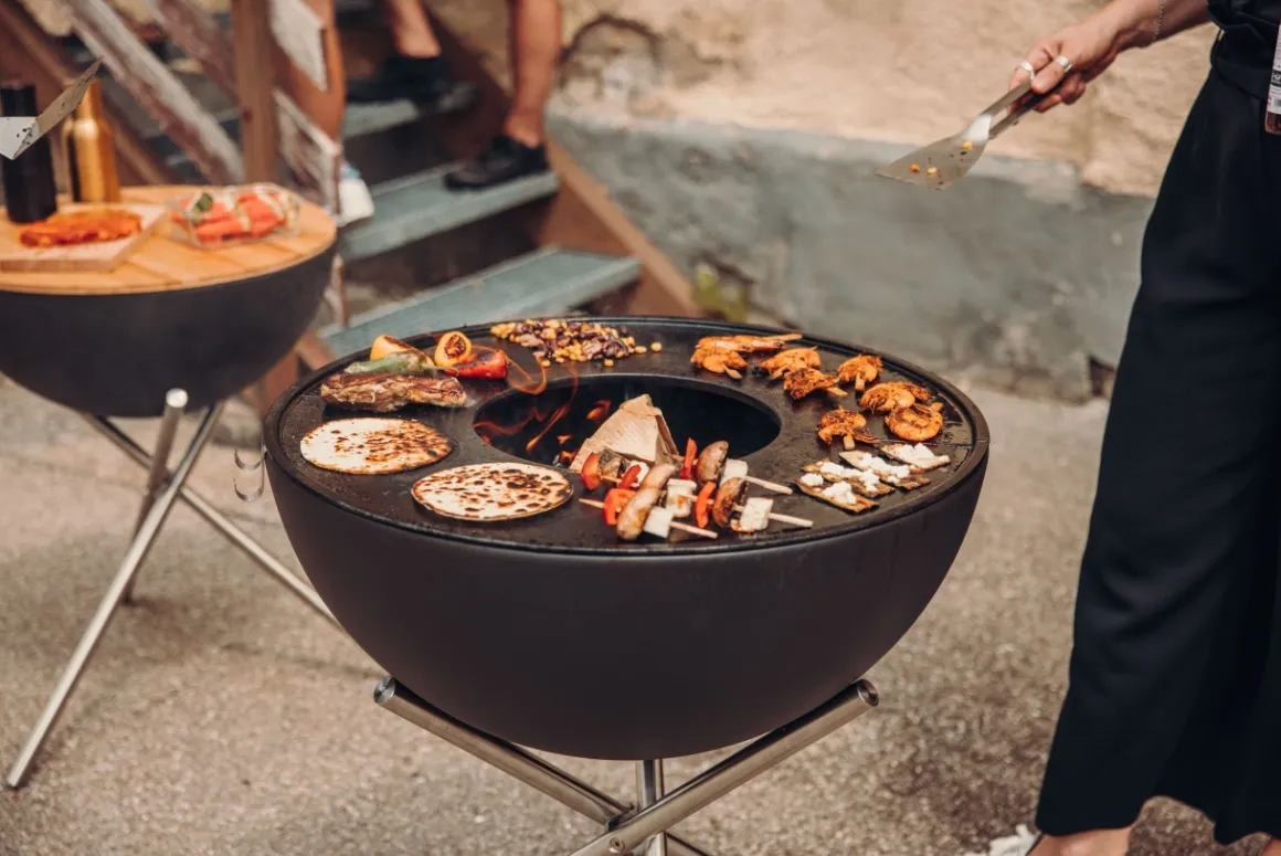 Höfats Bowl 70 Feuerschale Plancha-Grillset mit Dreibein