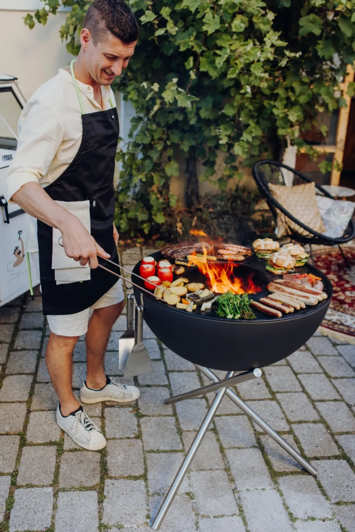 Höfats Bowl 70 Feuerschale Plancha-Grillset mit Dreibein