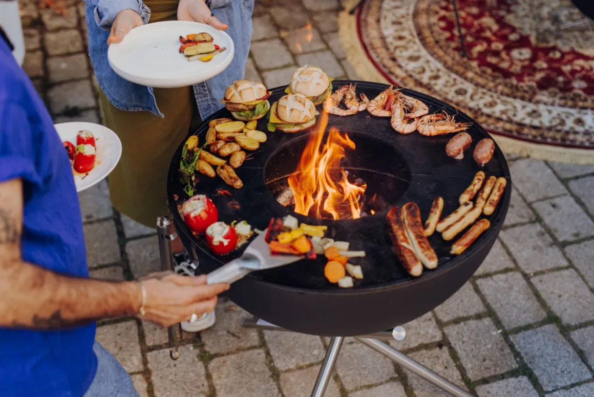 Höfats Bowl 70 Feuerschale Plancha-Grillset mit Dreibein