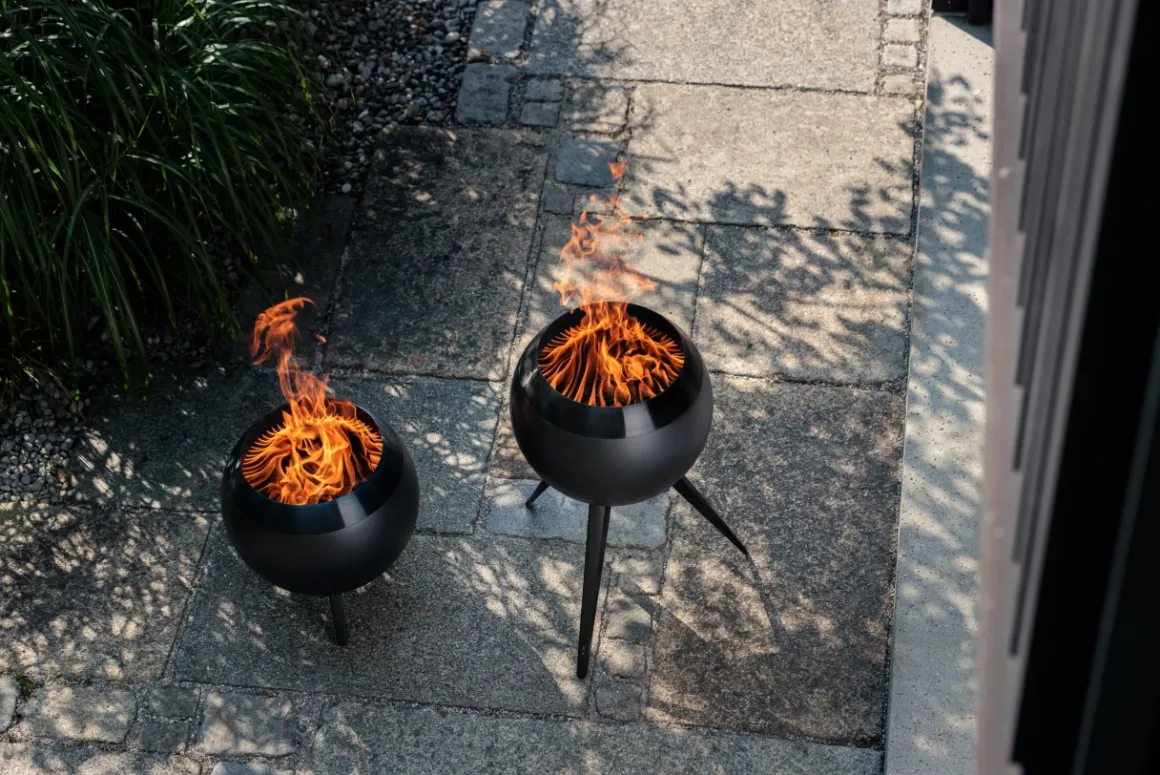 Höfats Moon 45 All Black Feuerschale mit niedrigem Fuß