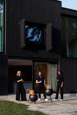 Höfats Moon 45 All Black Feuerschale mit niedrigem Fuß