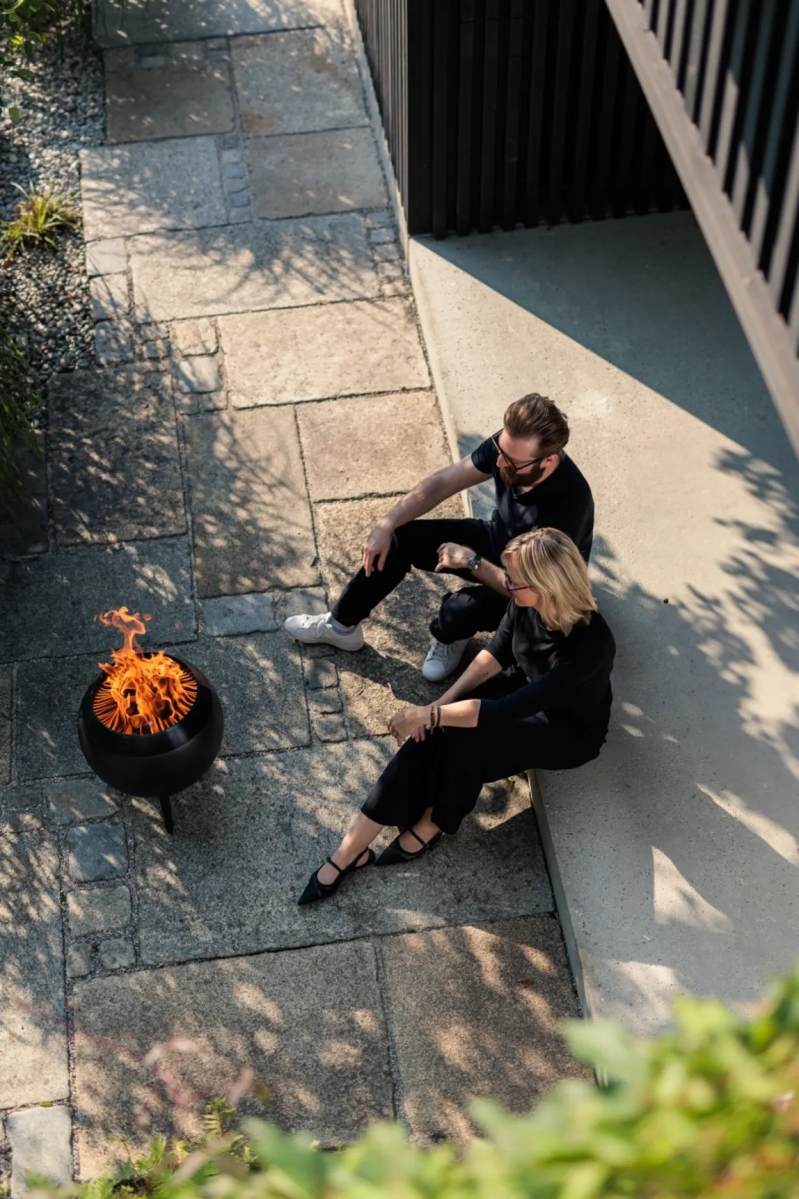 Höfats Moon 45 All Black Feuerschale mit niedrigem Fuß