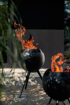 Höfats Moon 45 All Black Feuerschale mit niedrigem Fuß