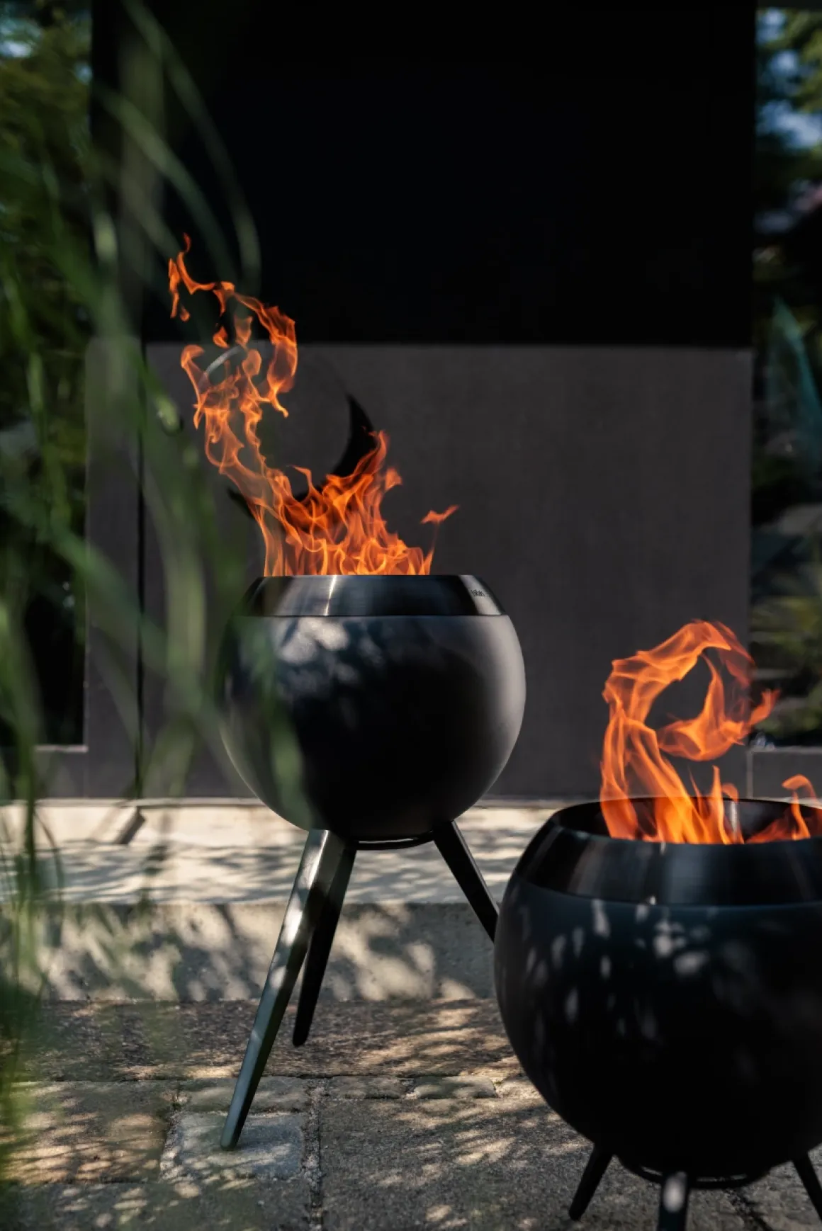 Höfats Moon 45 All Black Feuerschale mit niedrigem Fuß