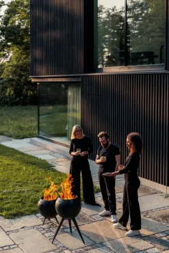 Höfats Moon 45 All Black Feuerschale mit niedrigem Fuß