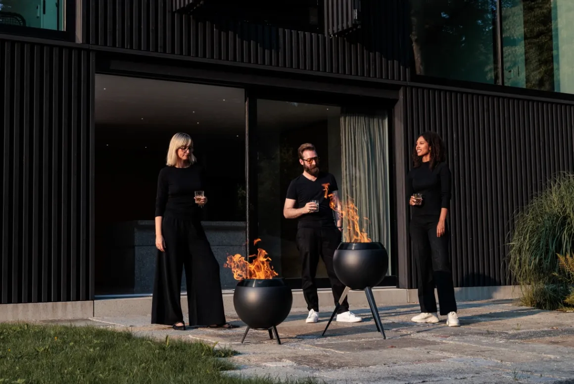 Höfats Moon 45 All Black Feuerschale mit niedrigem Fuß