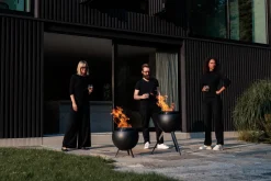 Höfats Moon 45 All Black Feuerschale mit niedrigem Fuß
