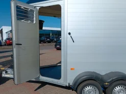 Humbaur Pferdeanhänger Notos-ALU 2400kg inkl. Frontausstieg & dreh/schwenkbare Heckklappe