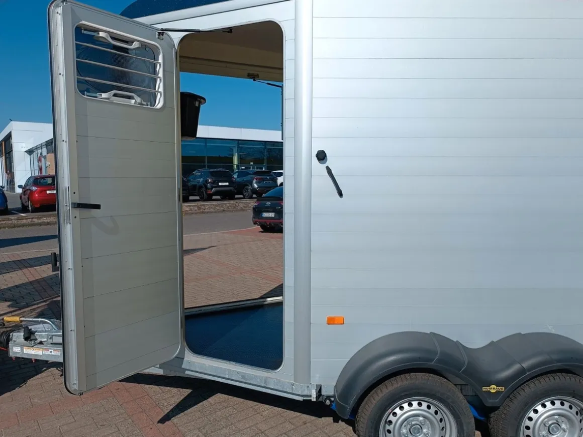Humbaur Pferdeanhänger Notos-ALU 2400kg inkl. Frontausstieg & dreh/schwenkbare Heckklappe