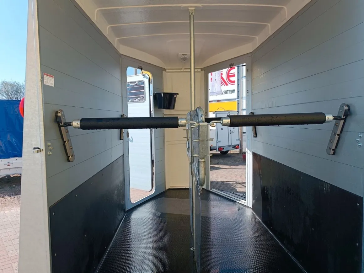 Humbaur Pferdeanhänger Notos-ALU 2400kg inkl. Frontausstieg & dreh/schwenkbare Heckklappe