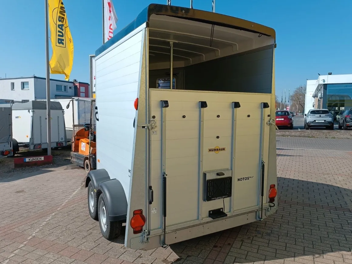 Humbaur Pferdeanhänger Notos-ALU 2400kg inkl. Frontausstieg & dreh/schwenkbare Heckklappe