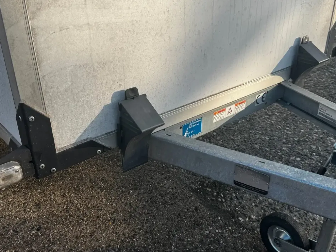 Humbaur PKW Kofferanhänger HK132513-15P mit Überfahrwand