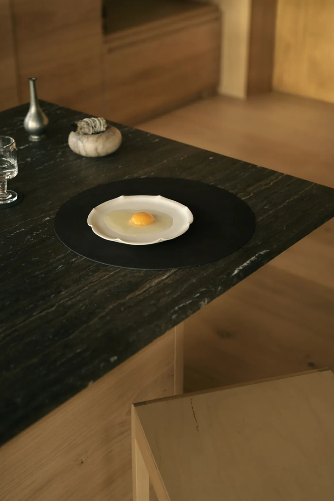 LIND DNA Tischset circle L Corduroy Black Ink Ø 38 cm recyceltes Leder