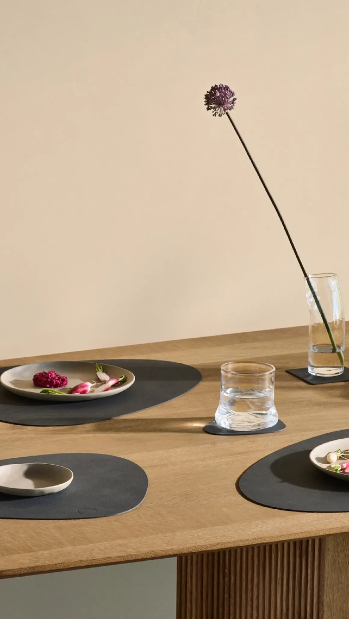 LIND DNA Tischset Curve L Nupo Anthracite 37x44 cm recyceltes Leder