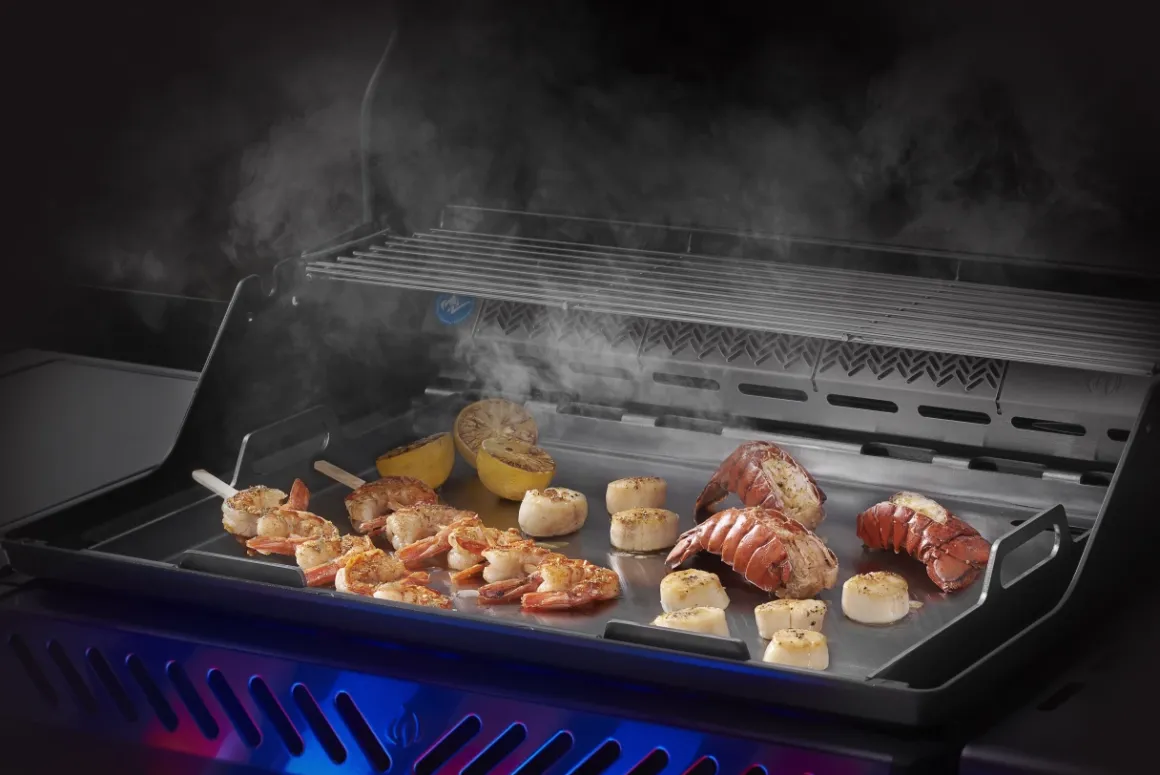 Napoleon Rogue Pro 425 Charcoal inkl. Fullsize Plancha und Tool-Set