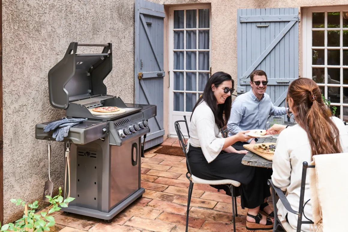 Napoleon Rogue PRO-S 425 mit Edelstahlrosten mit Backburner und Sizzle Zone