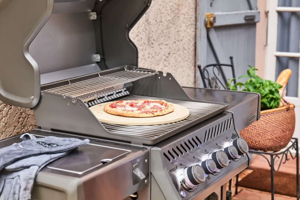 Napoleon Rogue PRO-S 425 mit Edelstahlrosten mit Backburner und Sizzle Zone