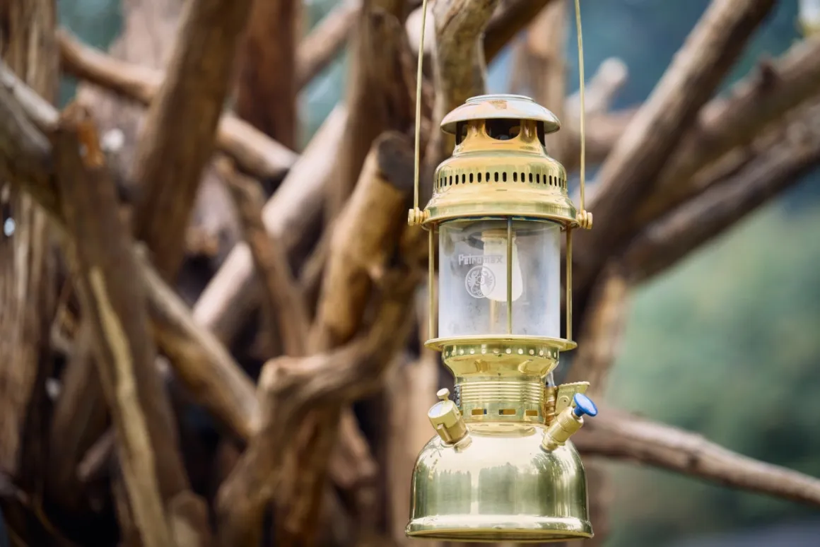 Petromax Starklichtlampe | Petroleumlampe Messing | Gold mit Reflektorschirm