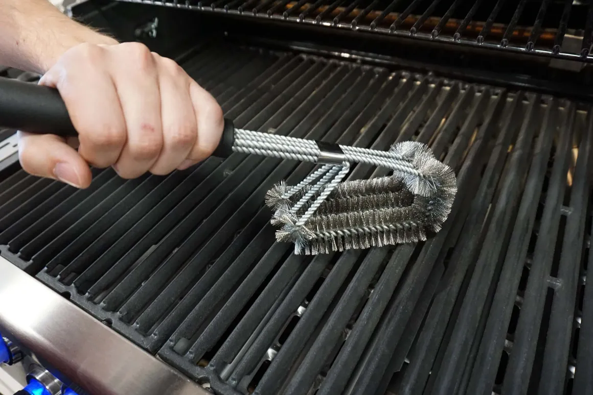 Premium BBQ-GAS Flasche 8 kg gefüllt & Grillbürste inkl 8 kg Propangas nach DIN 51622