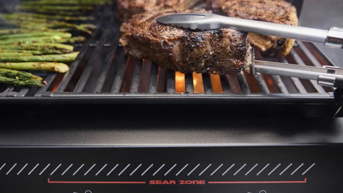 Weber Genesis E-330 WR Stealth Edition inklusive Drehspieß